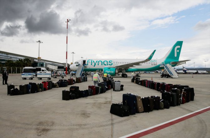 Suudi Arabistan'daki 169 Türk vatandaşı THY uçağıyla İzmir'e getirildi