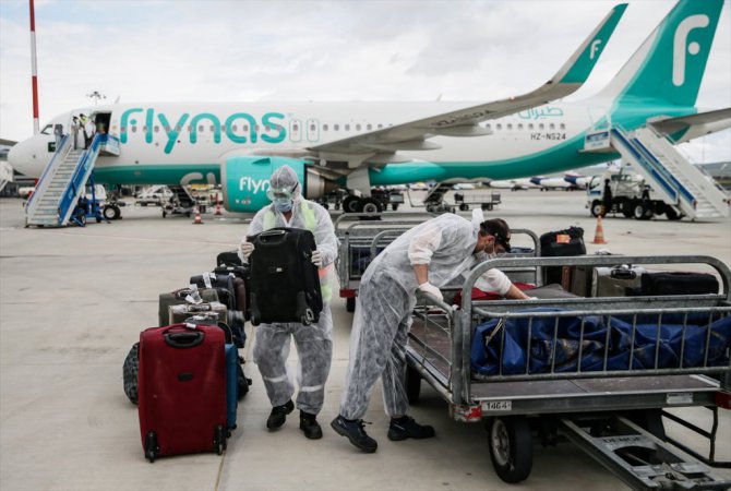 Suudi Arabistan'daki 169 Türk vatandaşı THY uçağıyla İzmir'e getirildi