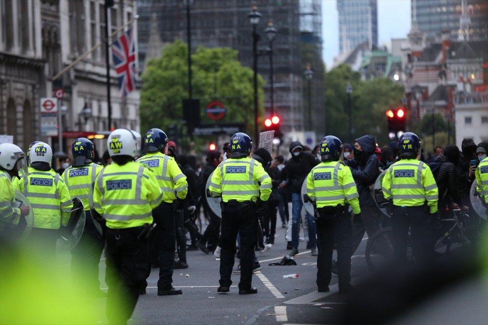 Londra'da göstericiler ile polis arasında arbede