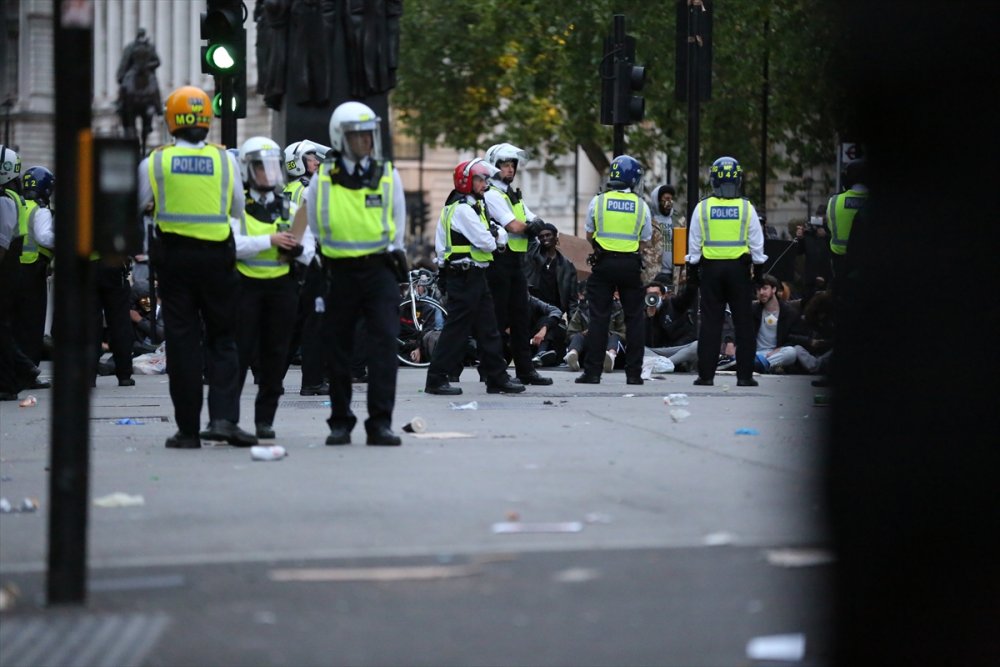 Londra'da göstericiler ile polis arasında arbede