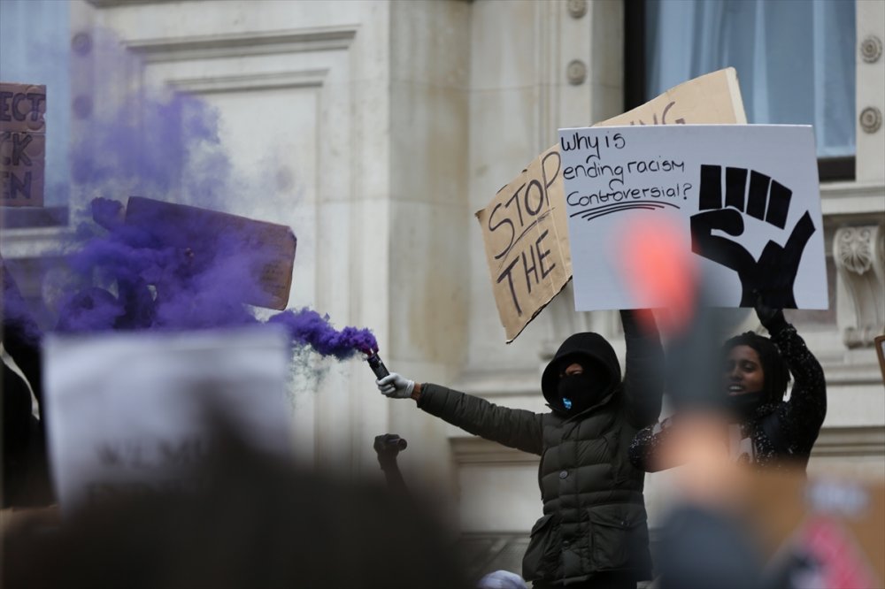 Londra'da göstericiler ile polis arasında arbede