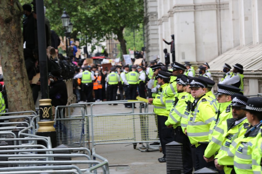 Londra'da göstericiler ile polis arasında arbede
