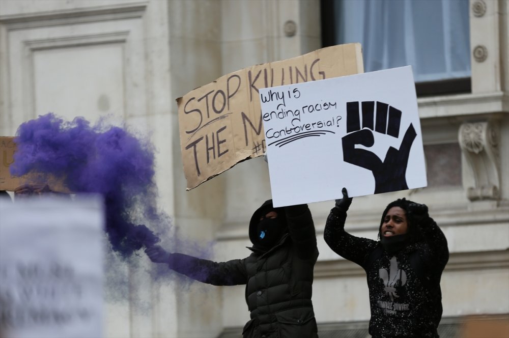 Londra'da göstericiler ile polis arasında arbede