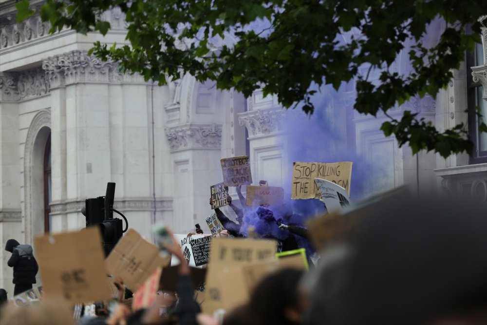 Londra'da göstericiler ile polis arasında arbede