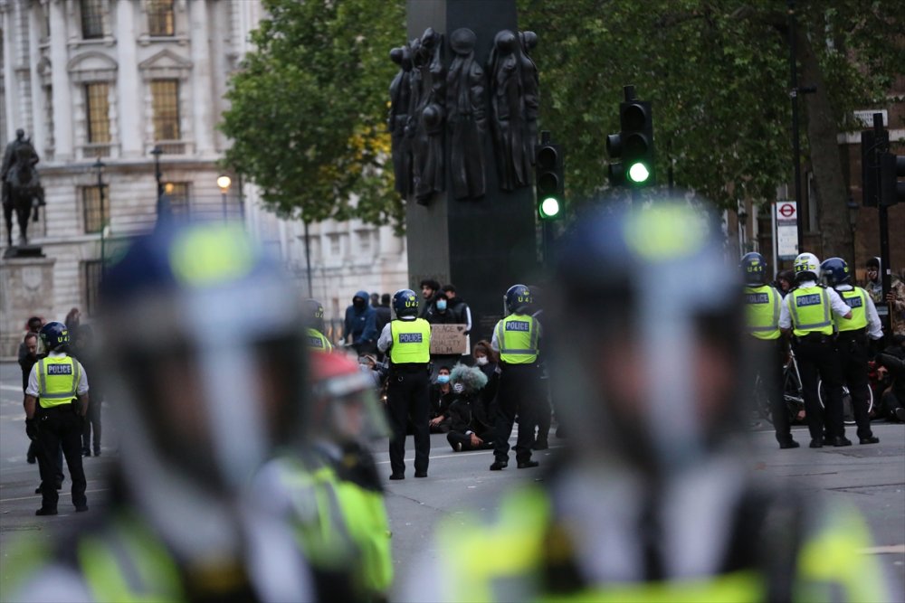 Londra'da göstericiler ile polis arasında arbede