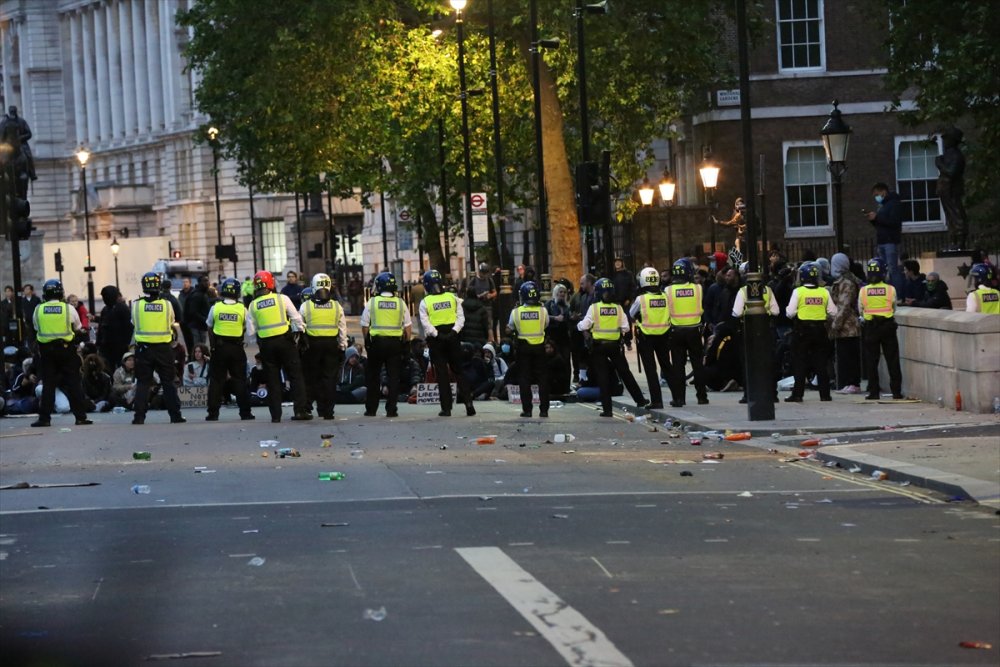 Londra'da göstericiler ile polis arasında arbede