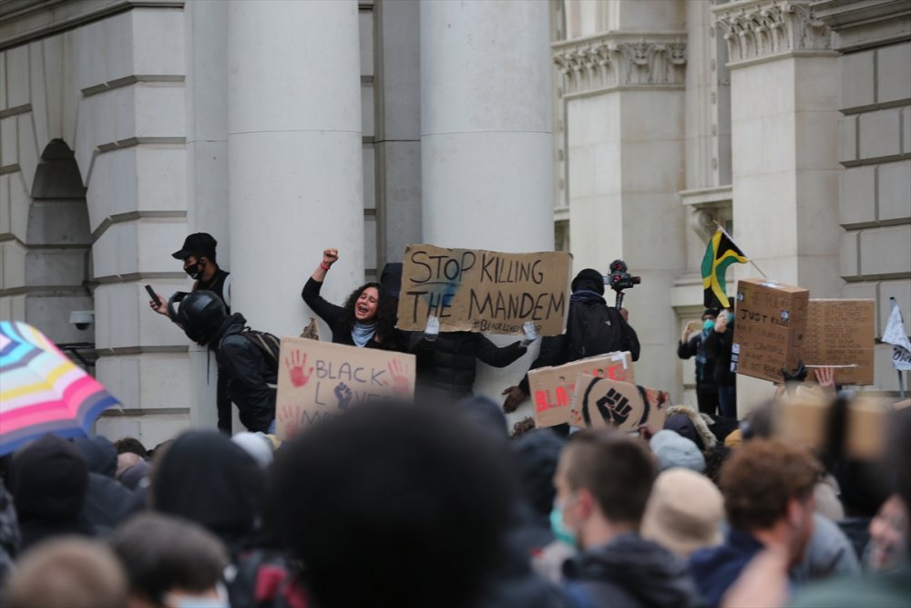 Londra'da göstericiler ile polis arasında arbede
