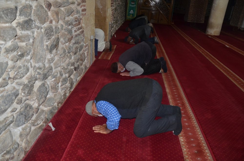 Muş'ta cemaatle ilk sabah namazı kılındı