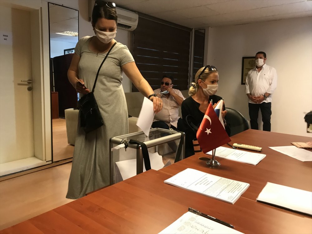 Ege'de yaşayan Ruslar ülkelerindeki anayasa değişikliği referandumu için oy verdi