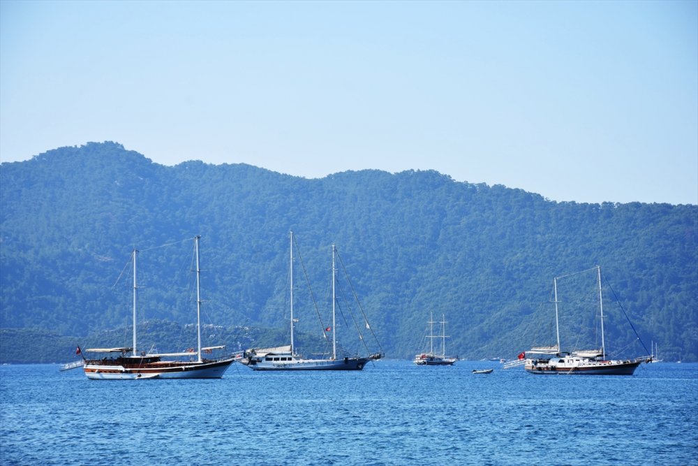 Muğla'da kısıtlanmadan muaf tutulan tatilcilerin deniz keyfi