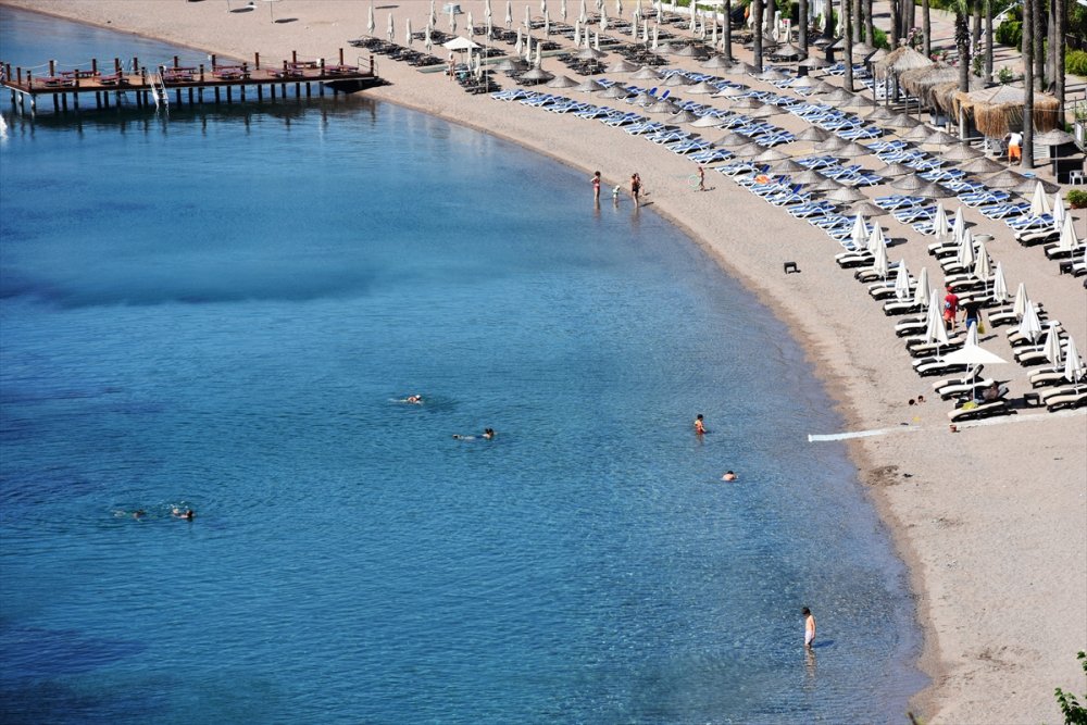 Muğla'da kısıtlanmadan muaf tutulan tatilcilerin deniz keyfi
