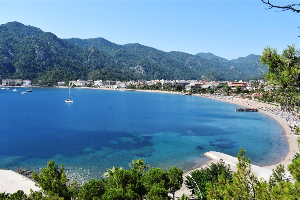 Muğla'da kısıtlanmadan muaf tutulan tatilcilerin deniz keyfi