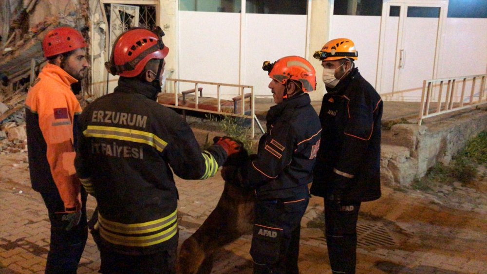 Erzurum'da kullanılmayan 5 katlı bina çöktü