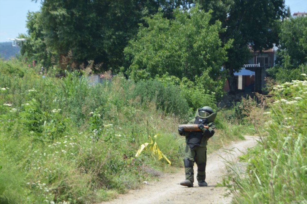Sakarya'da tarla yolu kenarında bulunan obüs mühimmatı imha edildi