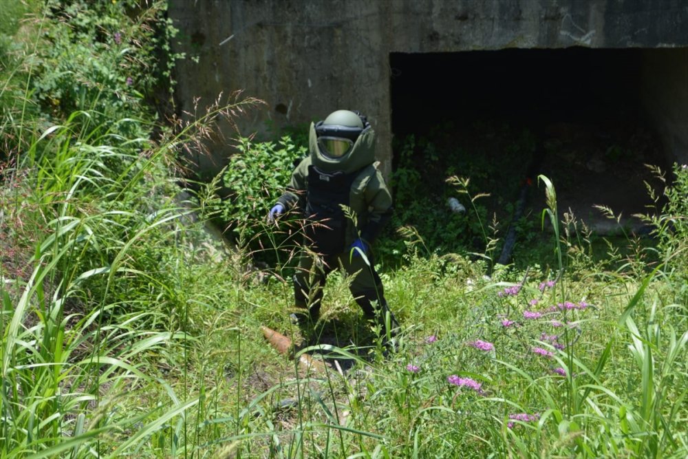 Sakarya'da tarla yolu kenarında bulunan obüs mühimmatı imha edildi