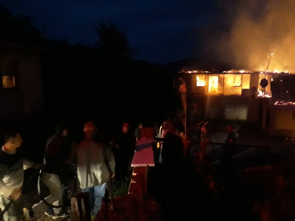 Düzce'de iki katlı ahşap ev yandı