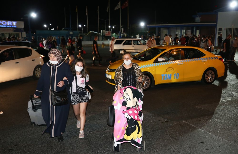 Arızalanan yolcu gemisi güvenlik güçlerince limana yanaştırıldı