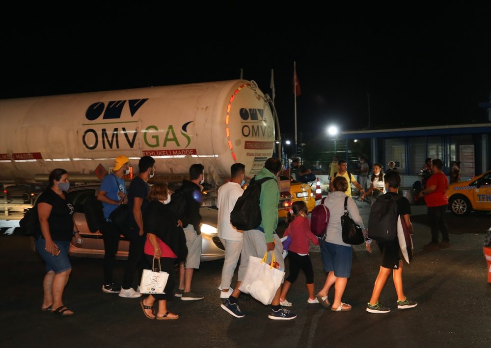 Arızalanan yolcu gemisi güvenlik güçlerince limana yanaştırıldı