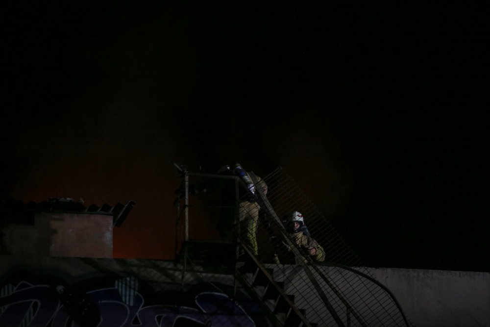 Zeytinburnu'nda çorap atölyesinde çıkan yangın hasara neden oldu