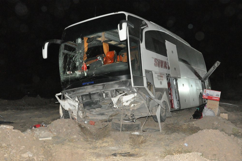 Yozgat'ta yolcu otobüsü devrildi: 10 yaralı
