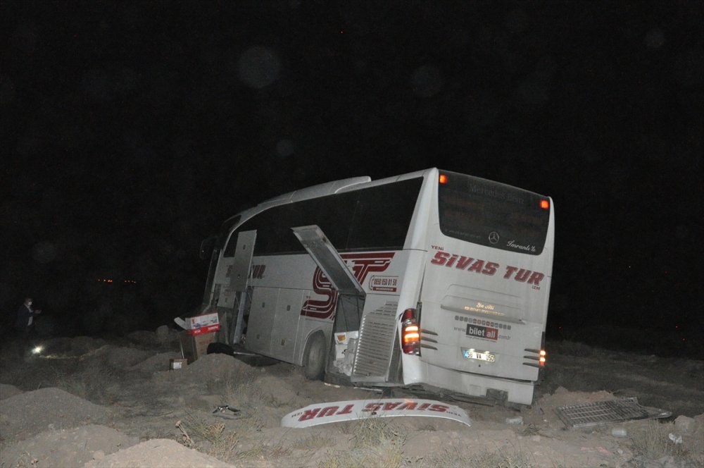 Yozgat'ta yolcu otobüsü devrildi: 10 yaralı