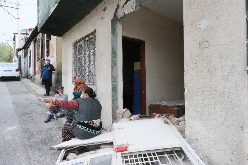 İzmir'de belediye otobüsü evlere çarptı: 6 yaralı