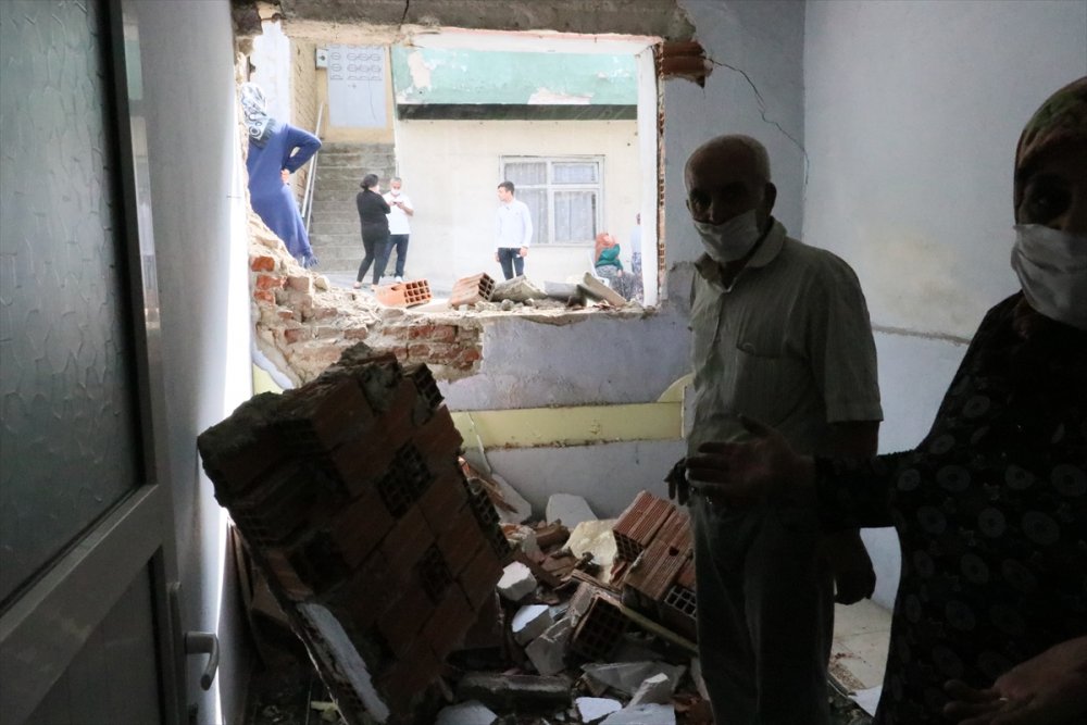 İzmir'de belediye otobüsü evlere çarptı: 6 yaralı