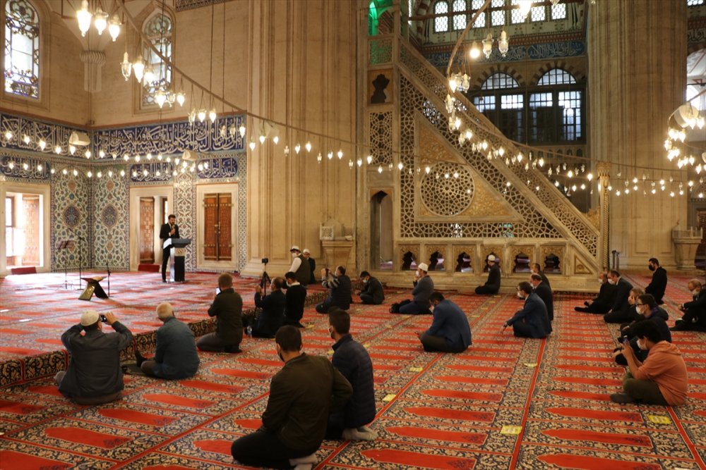 Öğrencilerden Selimiye Camisi'nde Mevlit Kandili programı