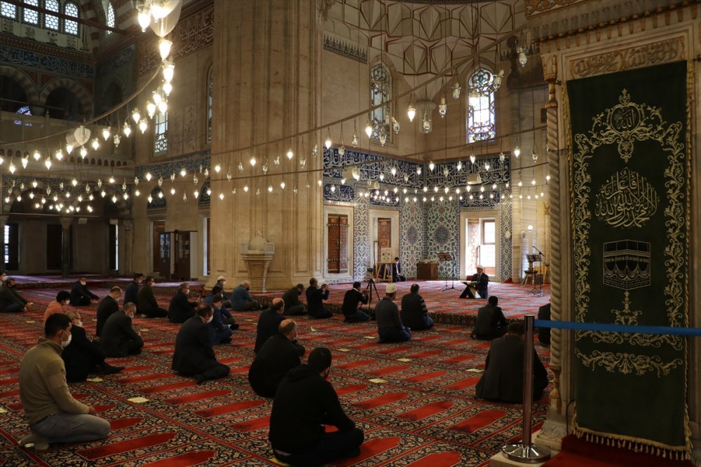 Öğrencilerden Selimiye Camisi'nde Mevlit Kandili programı