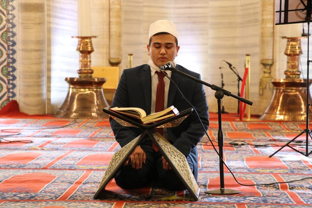 Öğrencilerden Selimiye Camisi'nde Mevlit Kandili programı