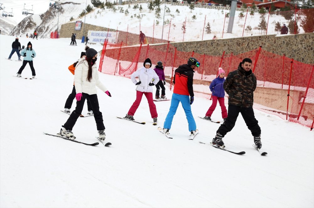Palandöken ve Cıbıltepe yarıyıl tatilinin son günlerinde kayakseverlerle şenlendi
