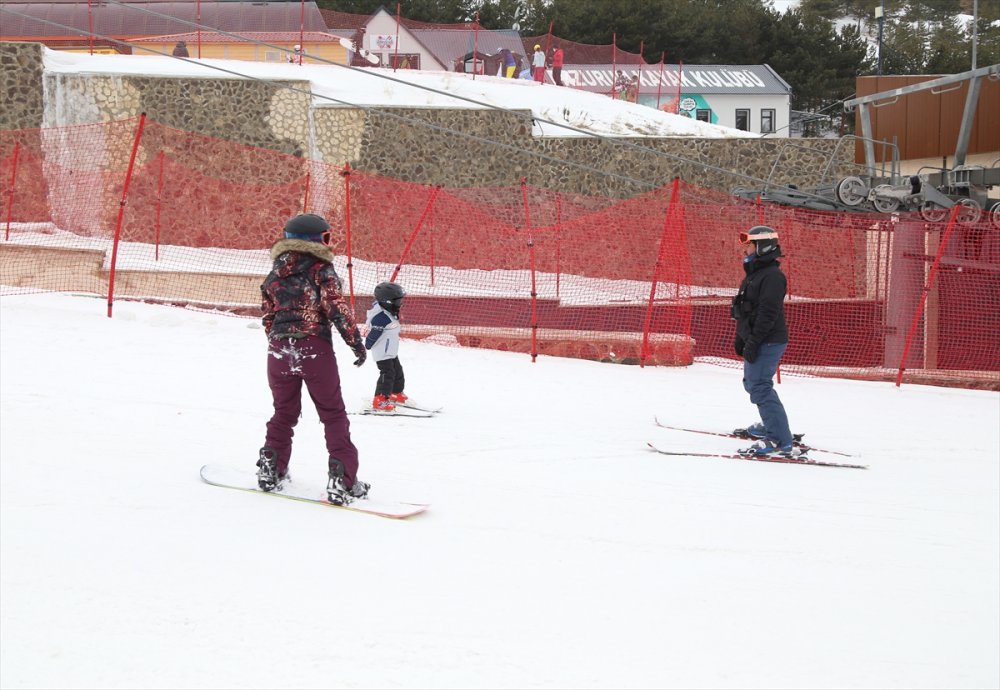 Palandöken ve Cıbıltepe yarıyıl tatilinin son günlerinde kayakseverlerle şenlendi