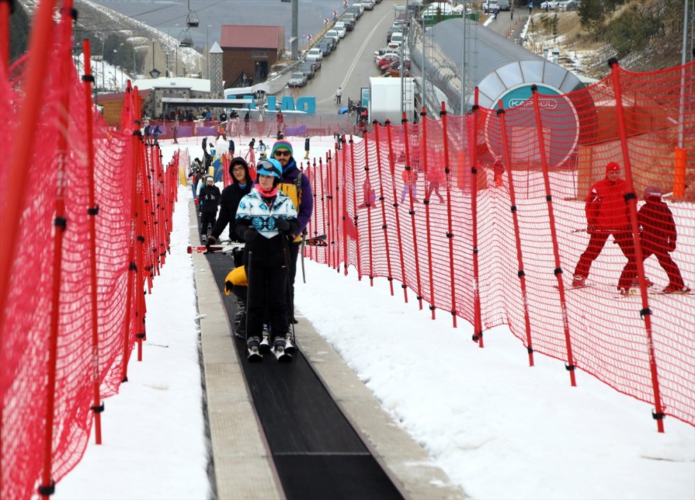 Palandöken ve Cıbıltepe yarıyıl tatilinin son günlerinde kayakseverlerle şenlendi