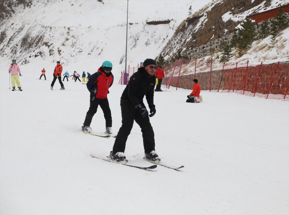 Palandöken ve Cıbıltepe yarıyıl tatilinin son günlerinde kayakseverlerle şenlendi