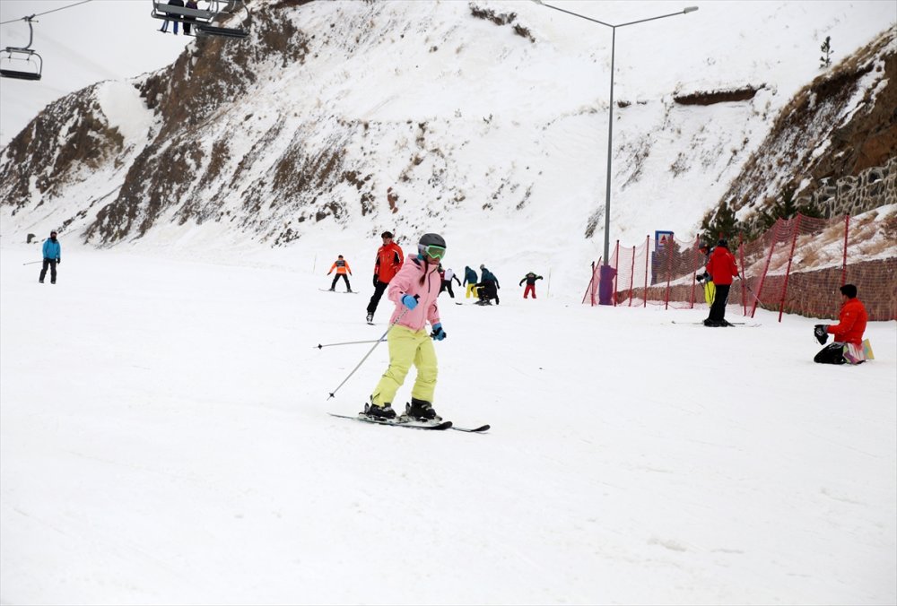 Palandöken ve Cıbıltepe yarıyıl tatilinin son günlerinde kayakseverlerle şenlendi