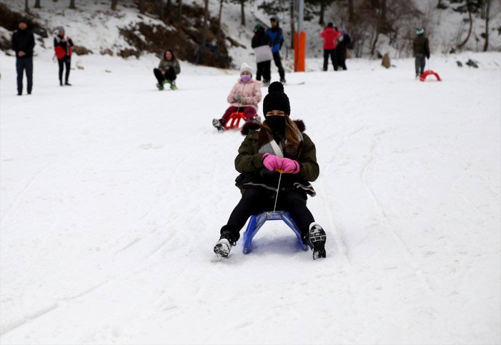 Palandöken ve Cıbıltepe yarıyıl tatilinin son günlerinde kayakseverlerle şenlendi