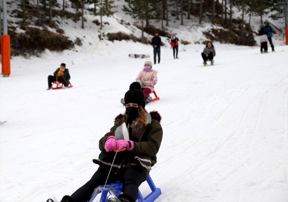 Palandöken ve Cıbıltepe yarıyıl tatilinin son günlerinde kayakseverlerle şenlendi