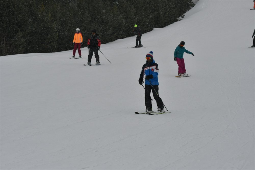 Palandöken ve Cıbıltepe yarıyıl tatilinin son günlerinde kayakseverlerle şenlendi