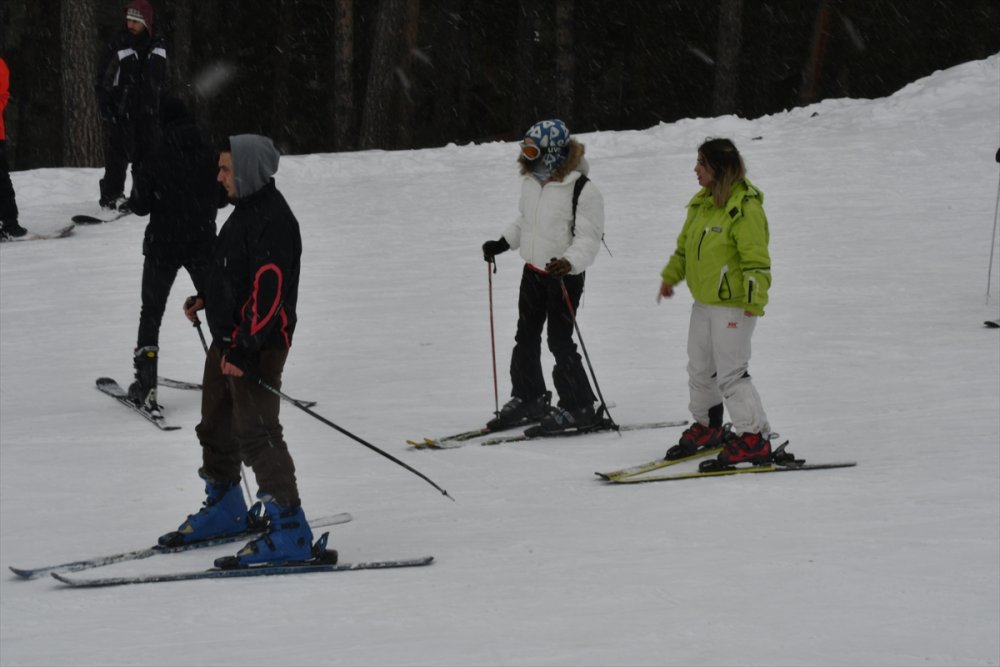 Palandöken ve Cıbıltepe yarıyıl tatilinin son günlerinde kayakseverlerle şenlendi
