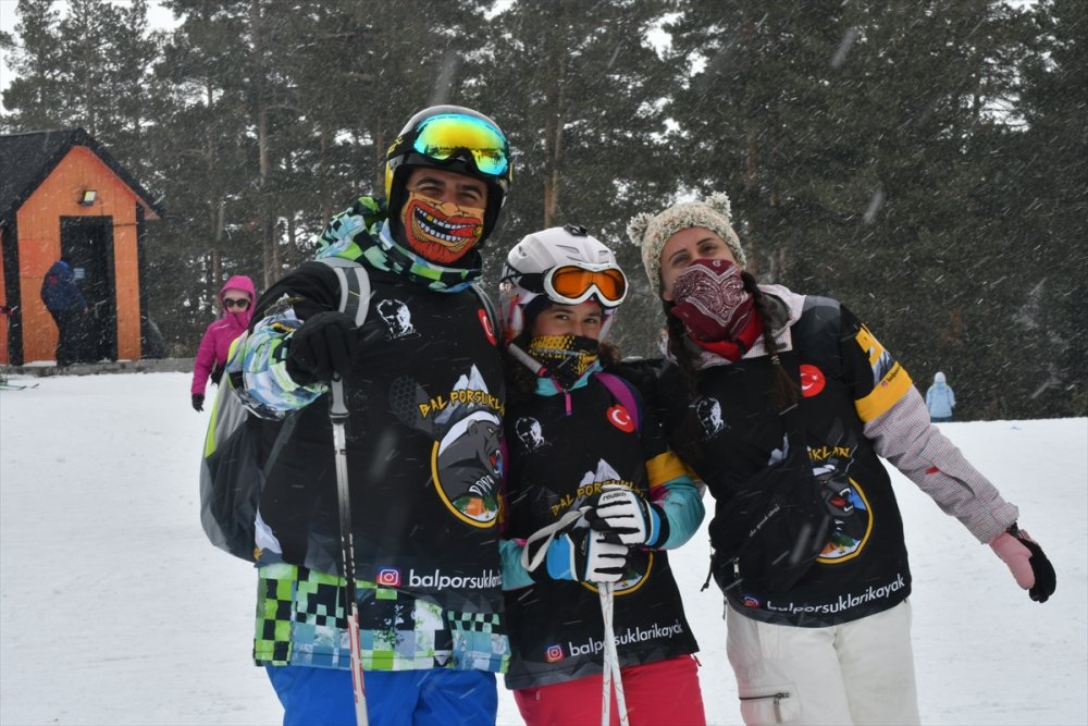 Palandöken ve Cıbıltepe yarıyıl tatilinin son günlerinde kayakseverlerle şenlendi