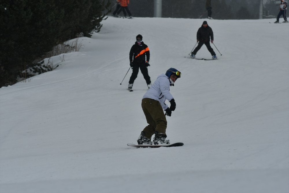 Palandöken ve Cıbıltepe yarıyıl tatilinin son günlerinde kayakseverlerle şenlendi