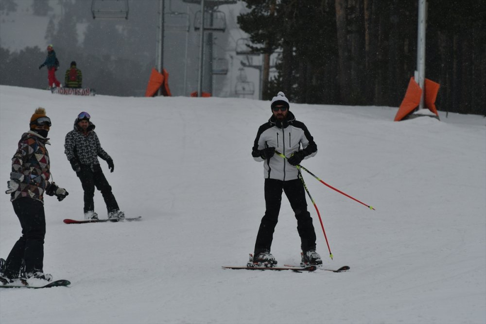 Palandöken ve Cıbıltepe yarıyıl tatilinin son günlerinde kayakseverlerle şenlendi