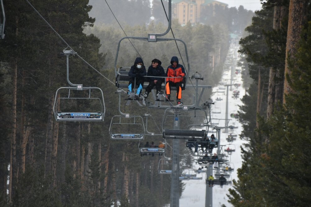 Palandöken ve Cıbıltepe yarıyıl tatilinin son günlerinde kayakseverlerle şenlendi