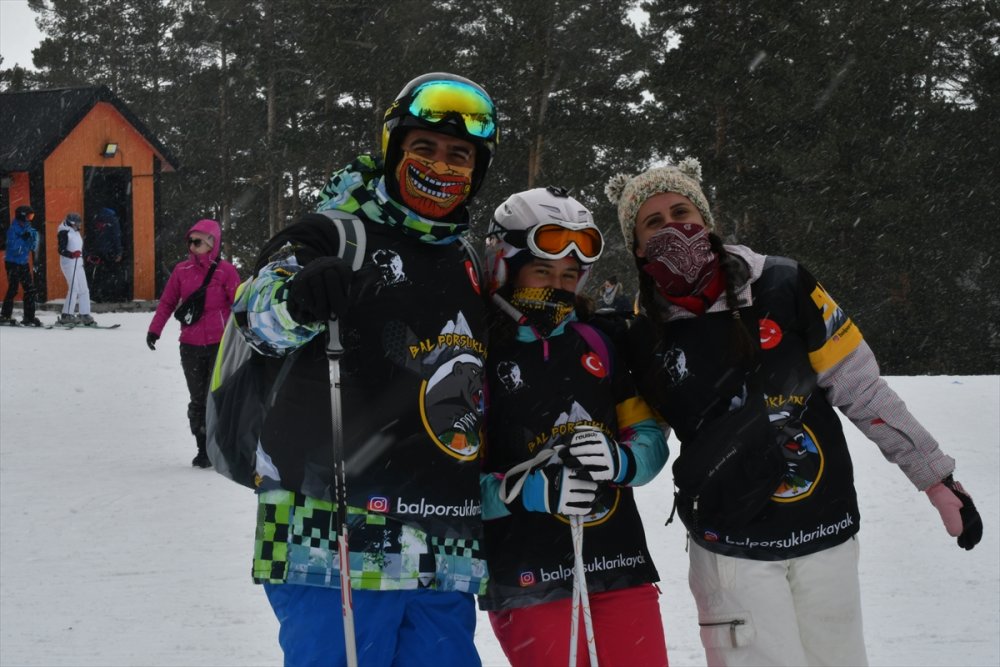 Palandöken ve Cıbıltepe yarıyıl tatilinin son günlerinde kayakseverlerle şenlendi