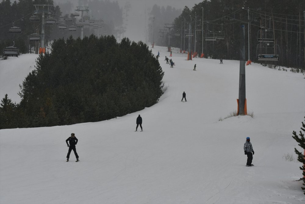 Palandöken ve Cıbıltepe yarıyıl tatilinin son günlerinde kayakseverlerle şenlendi
