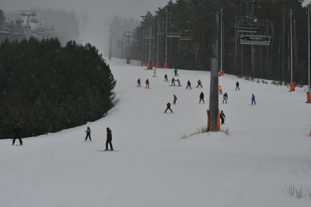Palandöken ve Cıbıltepe yarıyıl tatilinin son günlerinde kayakseverlerle şenlendi