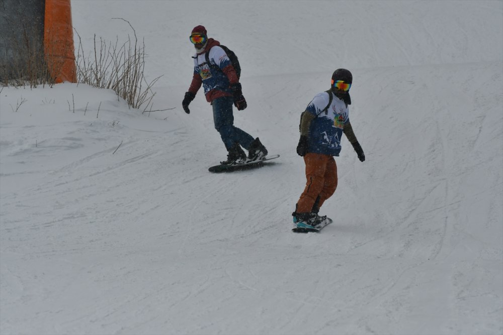 Palandöken ve Cıbıltepe yarıyıl tatilinin son günlerinde kayakseverlerle şenlendi