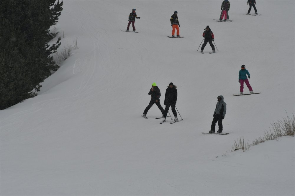 Palandöken ve Cıbıltepe yarıyıl tatilinin son günlerinde kayakseverlerle şenlendi