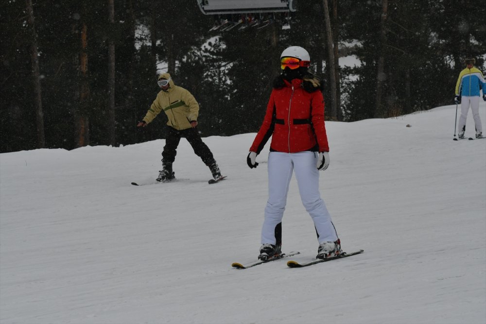 Palandöken ve Cıbıltepe yarıyıl tatilinin son günlerinde kayakseverlerle şenlendi