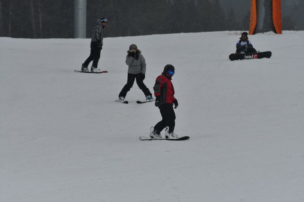 Palandöken ve Cıbıltepe yarıyıl tatilinin son günlerinde kayakseverlerle şenlendi